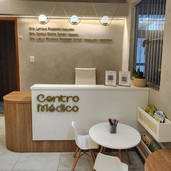 Recepção acolhedora com mesa infantil de desenho